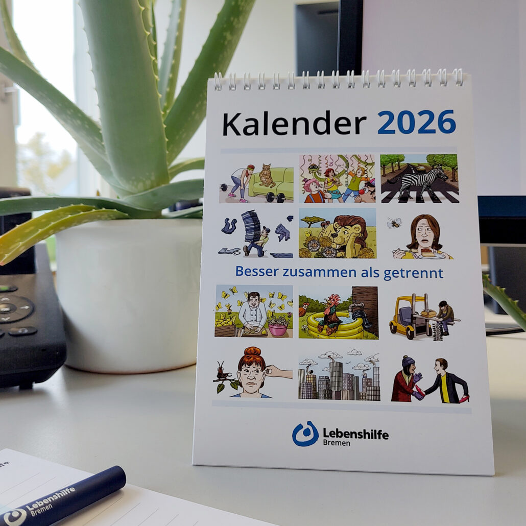 Kalender 2026 auf einem Schreibtisch mit 12 Monatsbildern auf dem Deckblatt